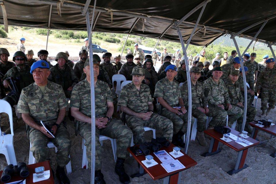 <p>Komandolar, dünyanın en uzun eğitim kulelerinden biri olan Karaburun bölgesindeki komando kulesine çeşitli yöntemlerle tırmandı ve kuleden iniş gerçekleştirdi. </p>

<p> </p>
