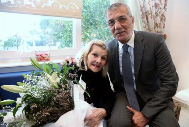 <p>YEŞİLÇAM Sineması’na ’Gecekondu Yosması’ adıyla damgasını vuran 1950’li yılların gözde dansözlerinden 85 yaşındaki Nimet Alp, Mersin’de kaldığı yaşlı merkezinde Mezitli Belediye Başkanı CHP’li Neşet Tarhan ile Yeşilçam günlerini konuştu.</p>
<p> </p>