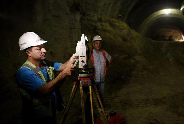 <p>İzmir-Manisa yolunun 580 rakımından geçen ve yüzde 9 eğimli, 14 virajlı Sabuncubeli bölümünde yürütülen projede çalışmalar 24 saat esasıyla devam ediyor.</p>

<p> </p>
