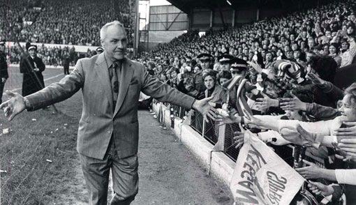 <p>BILL SHANKLY</p>

<p>"Hakemlerin sorunu nedir biliyor musunuz ? Kuralları biliyorlar ama futboldan anlamıyorlar."</p>
