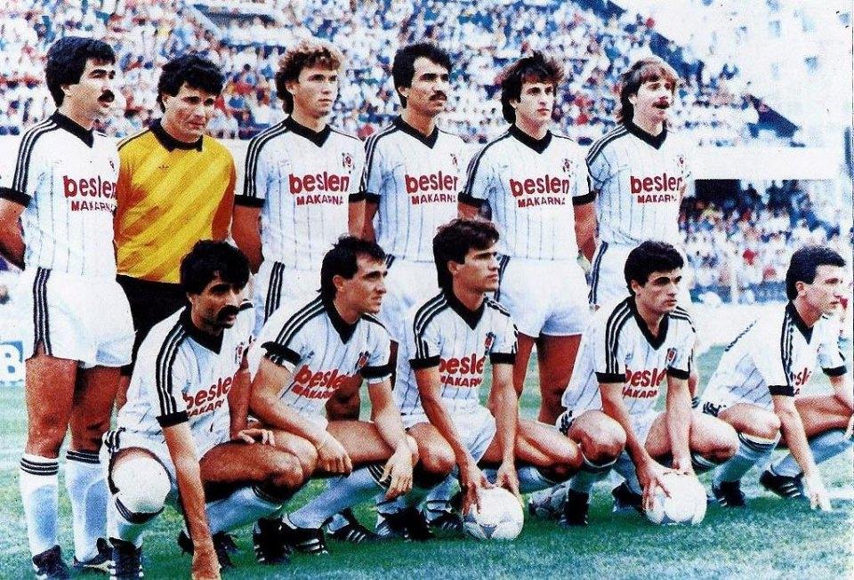 <p><strong>Beşiktaş (1986-1987)</strong></p>

<p>1986-1987 sezonunda Türkiye 1.Ligi’ni 2.sırada bitiren Beşiktaş. Siyah-beyazlılar, Dinamo Tiran ve Apoel’i eleyerek Şampiyon Kulüpler Kupası’nda çeyrek finale yükseldi. Bu turda Dinamo Kiev ile eşleşen Beşiktaş, 0-5 ve 0-2’lik skorlarla rakibine elendi</p>

<p>Soldan sağa</p>

<p>Ayaktakiler: Samet Aybaba, Milos Jurkovic, Gökhan Keskin, Kadir Akbulut, Ali Gültiken, Metin Tekin.</p>

<p>Oturanlar: Ulvi Güveneroğlu, Sinan Engin, Feyyaz Uçar, Rıza Çalımbay, Fikret Demirer.</p>
