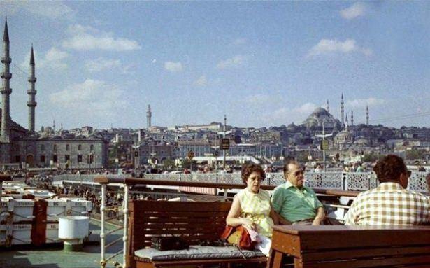 <p>İstanbul'un  yıllar önceki hallerine çok şaşıracak ve fotoğrafları gezerken o yılların yaşam tarzından, insanların giyimlerinden, arabalardan istemeden de olsa etkileneceksiniz...<br />
<br />
1972 Eminönü</p>
