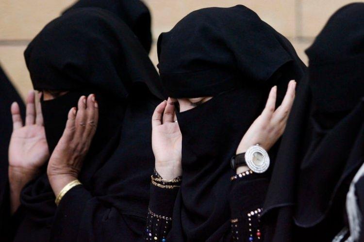 <p>Suudi Arabistan'da bir kadın kocasına kahve yapmazsa bu boşanma nedenidir.</p>

<p> </p>
