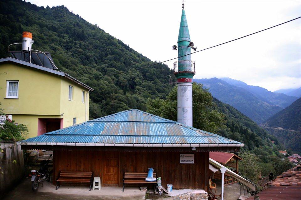 <p>2010 yılında henüz belirlenemeyen sebeple çıkan yangında büyük hasar gören cami, mimari özellikleri bakımından Karadeniz yöresinin birçok özelliğini bünyesinde barındırıyor.</p>