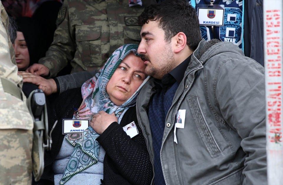 <p>Adana İl Müftüsü Arif Gökçe'nin cenaze namazını kıldırdığı törene, Adana Valisi Mustafa Büyük, 6. Mekanize Piyade Tümen ve Garnizon Komutanı Tümgeneral Osman Erbaş, Büyükşehir Belediye Başkanı Hüseyin Sözlü, İl Jandarma Komutanı Albay Ünsal Bulut, İl Emniyet Müdürü Cengiz Zeybek, kurum müdürleri ile yaklaşık 5 bin kişi katıldı.</p>
<p> </p>