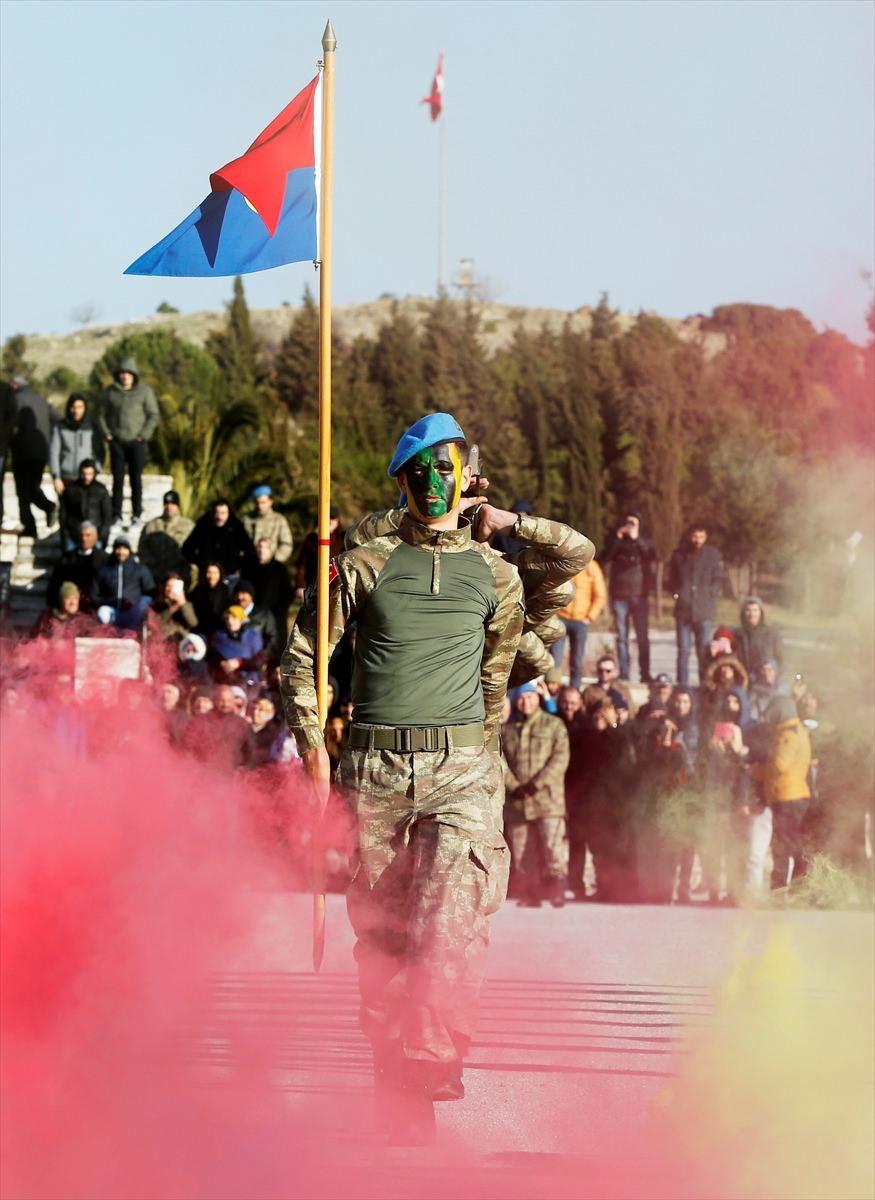 <p>Foça ilçesindeki, 7. Jandarma Komando Eğitim Alay Komutanlığı'nda 4 ay süresince gerçekleştirilen, operasyon eğitimi, pusu, baskın, hukuk, insan hakları, arama kurtarama, ilk yardım ve KBRN kurslarını başarıyla tamamlayan 2 bin 759 uzman erbaş için, alayda tören düzenlendi. </p>