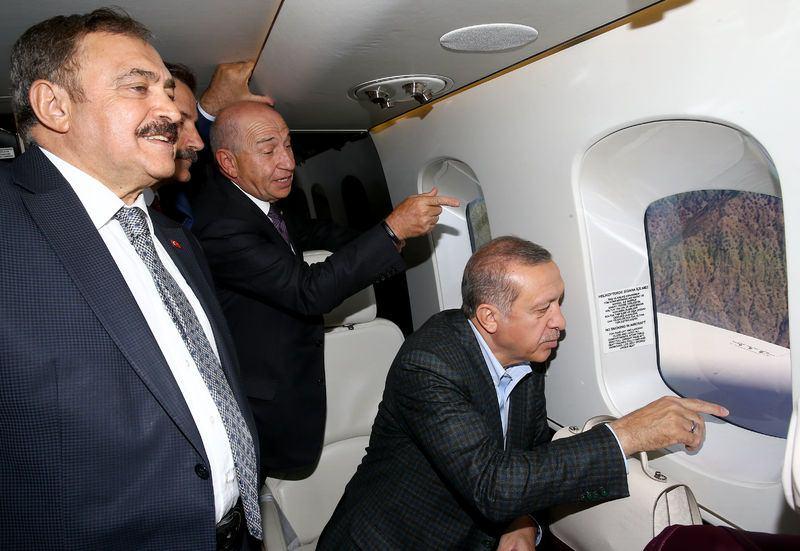 <p>Helikopterle Artvin'in Yusufeli ilçesine giden Cumhurbaşkanı Recep Tayyip Erdoğan, Orman ve Su İşleri Bakanı Veysel Eroğlu ile birlikte Yusufeli Barajı'nı inceledi. </p>
