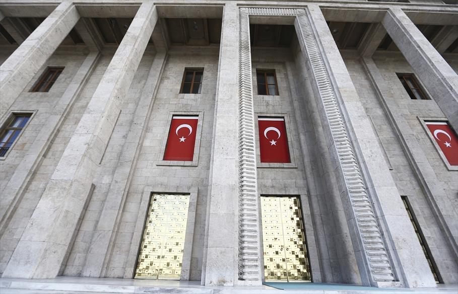 <p>Meclis'in şeref kapısı onarıldı ve patlamalarda kırılan camlar bayraklarla donatıldı.</p>
