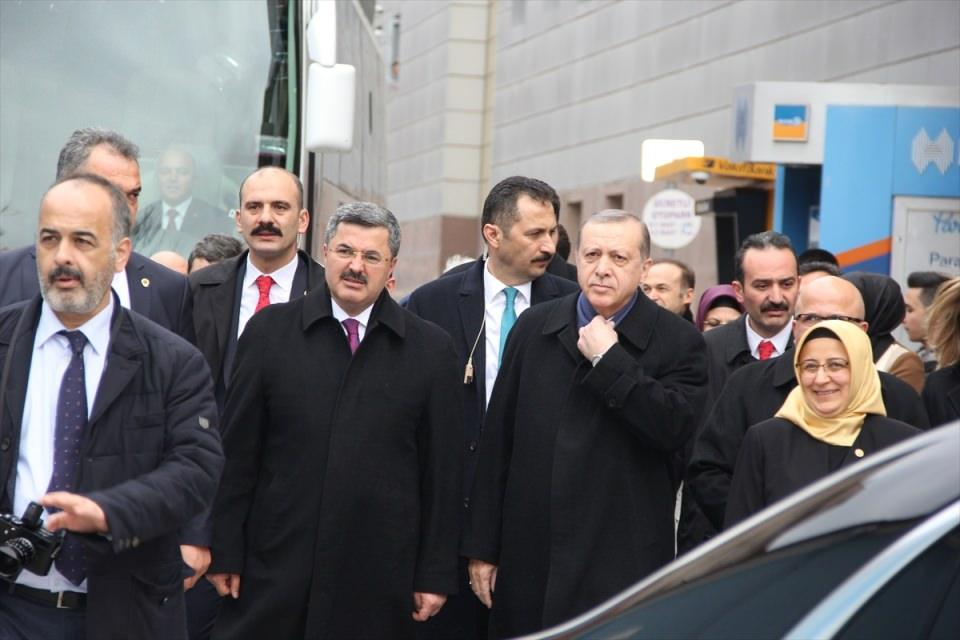 <p>Cumhurbaşkanı Recep Tayyip Erdoğan, Afyonkarahisar Belediyesini ziyaret etti.</p>

<p> </p>
