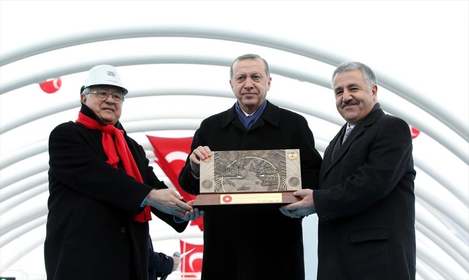 <p>Cumhurbaşkanı Recep Tayyip Erdoğan, İstanbul'un iki yakasını deniz altından bağlayan Avrasya Tüneli'nin açılışında konuştu. Erdoğan, burada yaptığı açıklamada, Avrasya Tüneli'nin yılbaşına kadar olan ücretini açıkladı.</p>
<p> </p>