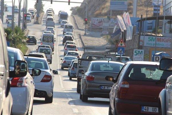 <p>Ülkenin dört bir yanından Bodrum'a akın akın geliyorlar. 2 kilometrelik yolu 4 saatte geçtiler. Trafik durma noktasına geldi.</p>
<p> </p>