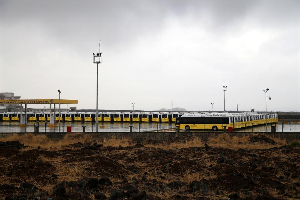 <p>Vatandaşlardan Mirsat Göraç, hizmetin kesintiye uğratılmaması, ne olursa olsun vatandaşa yansıtılmaması gerektiğini vurgulayarak, "Halk şu anda çok büyük sıkıntı yaşıyor." ifadesini kullandı.</p>

<p> </p>
