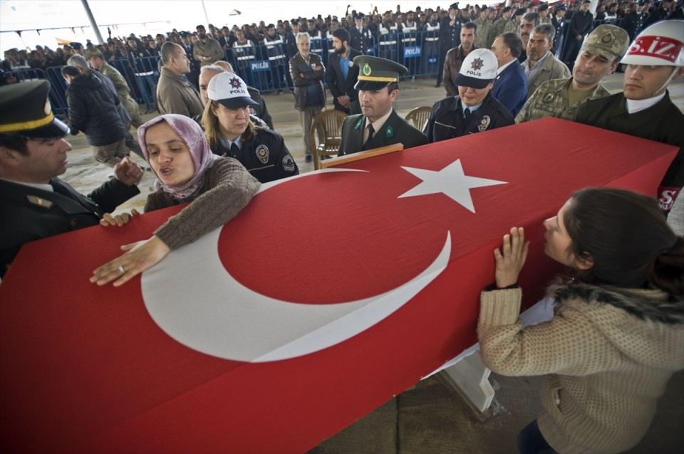 <p>Benim gözümden yaş akmayacak. Çünkü benim kardeşim şehit oldu, sizin gibi leş olmadı" dedi.</p>