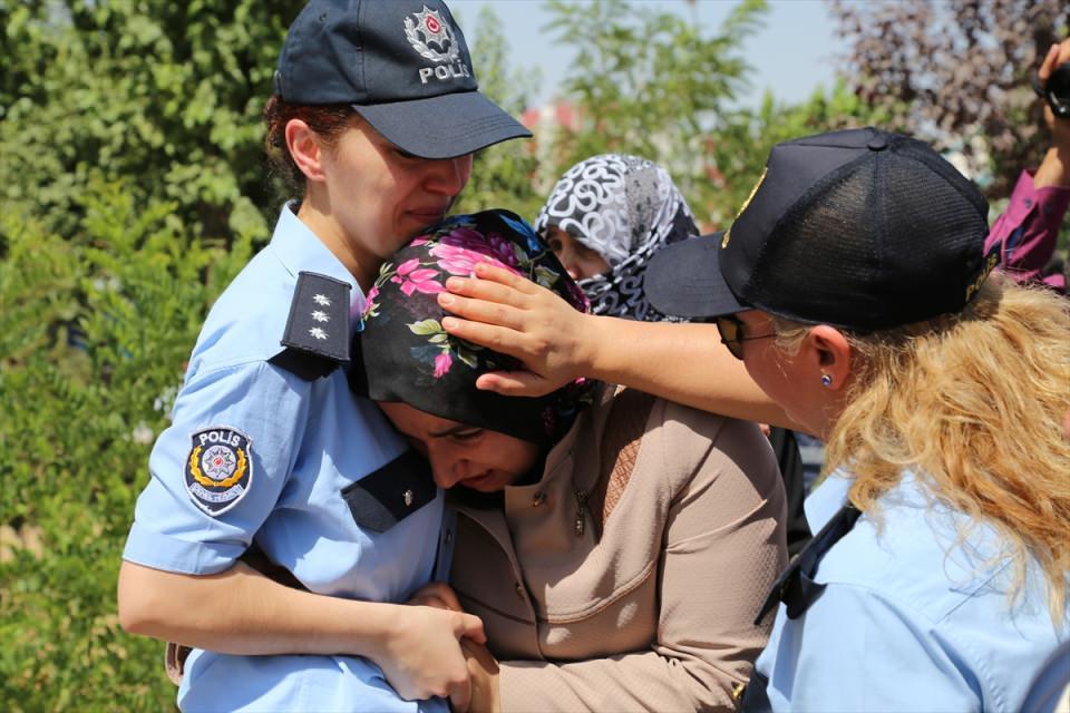 <p> Şehidin kız kardeşi, polisler tarafından sakinleştirildi.</p>
