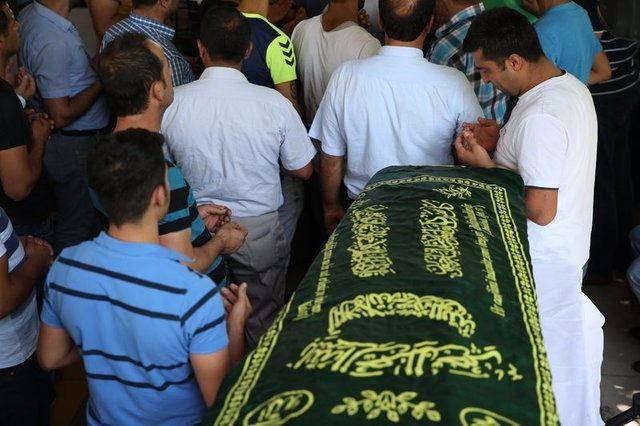 <p>Yeşilkent Mezarlığı’nda öğle vakti düzenlenen toplu cenaze namazında tabutlar 15’erli gruplar halinde alana getirildi. Cenaze namazlarının kılınmasının ardından, terör kurbanları gözyaşları arasında yan yana toprağa verildi. Cenaze törenine bazı kişilerin kanlı kıyafetleriyle katıldığı görüldü. Yaşamını yitiren 51 kişiden 44’ünün kimlikleri belirlenirken, 29’unun 18 yaşından küçük olduğu görüldü. </p>

<p> </p>
