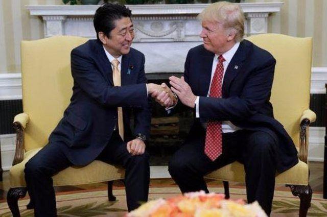 <p>Japonya Başbakanı Şinzo Abe ile ABD Başkanı Trump'ın samimi el sıkışması basına böyle yansımıştı.</p>

<p> </p>

<ul>
</ul>

<ul>
</ul>
