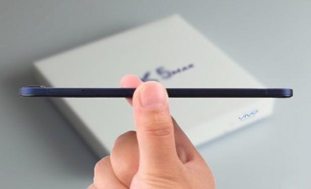 <p> </p>
<p><strong>Vivo X5 Max</strong><br />
<br />
Vivo X5 Max, ince kasasının yanında büyük bir ekrana sahip. 5.5 inç boyutunda Full HD çözünürlüklü SuperAMOLED ekrana sahip olan Vivo X5 Max`te, 1.36 mm inceliğindeki Dünya`nın en ince ekranı yer alıyor. Vivo X5 Max, 4.75 mm inceliği ile şu anda Dünya`nın en ince telefonu oldu. Ayrıca Vivo X5 Max, 158.9 mm uzunluk ve 78 mm genişliğe sahip.</p>
