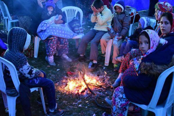 <p>Öte yandan AFAD yetkilileri, hiç kimsenin dışarıda kalmayacağını, herkese yetecek kadar barınma yeri olduğunu, bölgeye konteynerlerin kurulacağını açıkladı.</p>