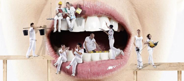 <p>Dişlerin tamamen beyaz olma isteği hemen hemen herkesin arzuladığı bir durumdur. Fakat bu durum hakkında bazı doğru bilinen yanlışlar vardır. Bizlerde sizler için doğru bilinen yanlışları araştırdık. İşte diş beyazlatması hakkında doğru bilinen yanlışlar...</p>
