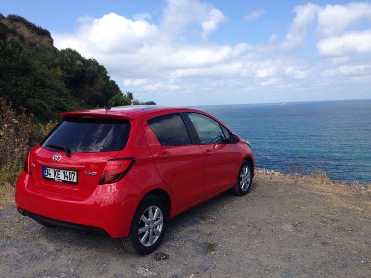 <p>Bizim test konuğumuz 1.33 litrelik benzinli ünite oldu. Bu motor 1329 cc , 99 beygir gücünde , ve yaklaşık 125 newton metre tork gücüyle besleniyor.0-100 km hızlanmasını 12.6 saniye de yaparken, maksimum 175 km hızlara çıkabiliyor.</p>
