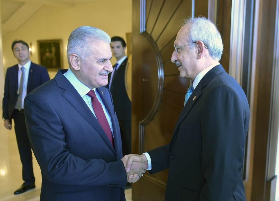 <p>Başbakan Binali Yıldırım (sağda) ve CHP Genel Başkanı Kemal Kılıçdaroğlu (solda), Çankaya Köşkü'nde gerçekleşen görüşmelerinin ardından ortak basın toplantısı düzenledi.</p>
<p> </p>