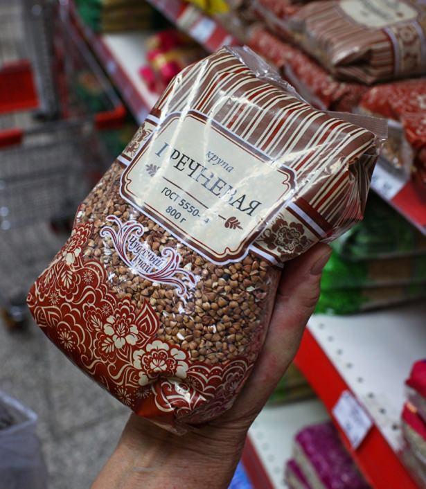 <p>Greçka: Rusya’da bir markete girdiğinizde sizi ‘filozof’ yapabilecek bir tahıl var. Zira greçka; bulgur deseniz bulgur değil, buğday deseniz buğday değil… Rus topraklarına özgü bu tahıl biraz bulgur, biraz mercimeği andıran bir tada sahip ve sofralarda da genellikle mevcut. Türkiye’de köftenin, fasulyenin yanında yediğimiz bulgur pilavını yerini, Rusya’da greçka pilavı alıyor. Bu arada greçka oldukça da besleyici. Zira içerisinde bakır, magnezyum, lif, fosfor, amino asit gibi birçok öğeyi barındırıyor.</p>

<p> </p>

