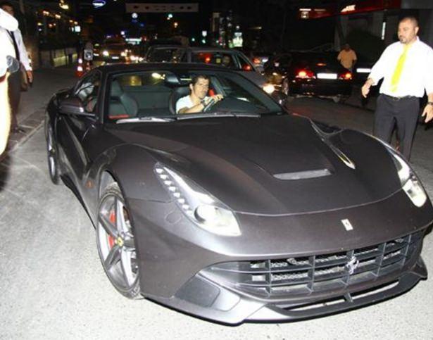 <p><span style="color:rgb(253, 253, 253)">Emre Belözoğlu</span><br />
<span style="color:rgb(253, 253, 253)">Ferrari F12</span></p>
