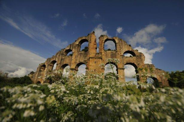 <p>Antalya'nın Serik ilçesinde, amfi tiyatrosuyla ünlenen Aspendos Antik Kenti'nde bulunan tarihi su kemerleri zamana tanıklık ediyor.</p>
