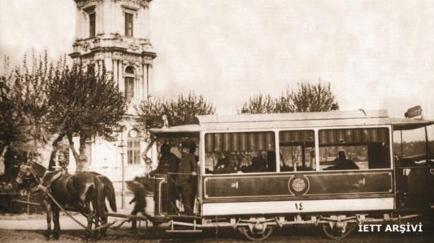 <p>1890 - Hanımlar ve erkeklerin ayrı seyahat ettiği, ortadan perdeyle ikiye bölünmüş atlı tranvay, Dolmabahçe</p>

<p> </p>
