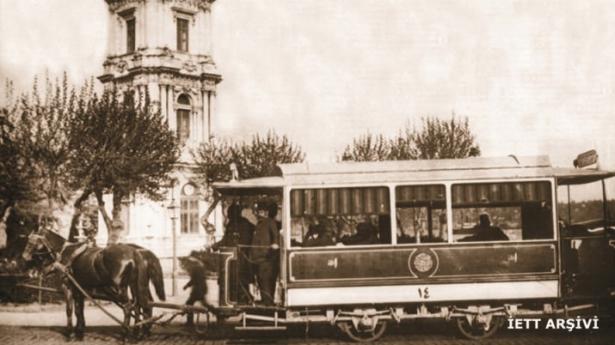 <p>1890 - Hanımlar ve erkeklerin ayrı seyahat ettiği, ortadan perdeyle ikiye bölünmüş atlı tranvay, Dolmabahçe</p>
<p> </p>