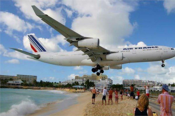 <p><strong>10. Princess Juliana International Airport</strong><br />
Bu havalimanına iniş yapan u&ccedil;aklar Maho Beach'te g&uuml;neşlenen tatilcilerin &ccedil;ok yakınından ge&ccedil;erek iniş yapıyor.</p>
