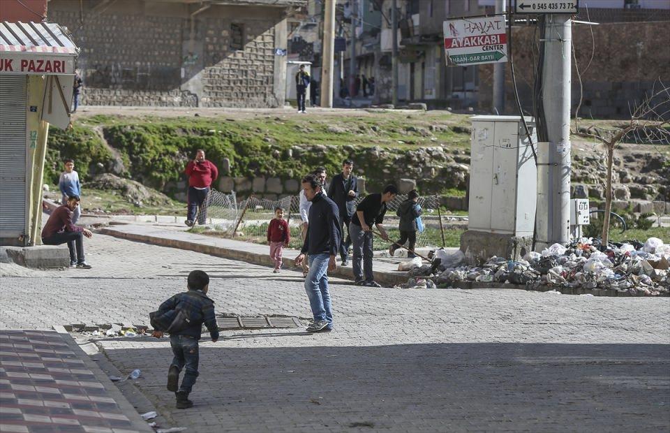 <p><strong> "Vatandaşlar alışverişe çıktı, çocuklar oyun oynadı"</strong></p>
<p>Hayatın en kısa sürede normale dönmesi için çaba verilen Cizre'de, İl Özel İdaresine ait iş makineleri ve kamyonlarla cadde ve sokaklarda çalışma yapıldı.</p>