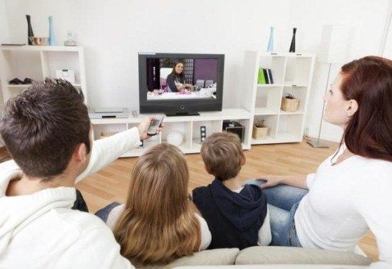 <p>İngiltere'deki bilim adamları, genç çocuklarda televizyon izleme süresinin astım gelişimiyle ilişkisi olup olmadığını araştırdı. Araştırmaya göre; günde 2 saat televizyon izleyen çocukların %6'sında, astım yaşayacaklarını gösteren sonuçlar ortaya çıktı.</p>
