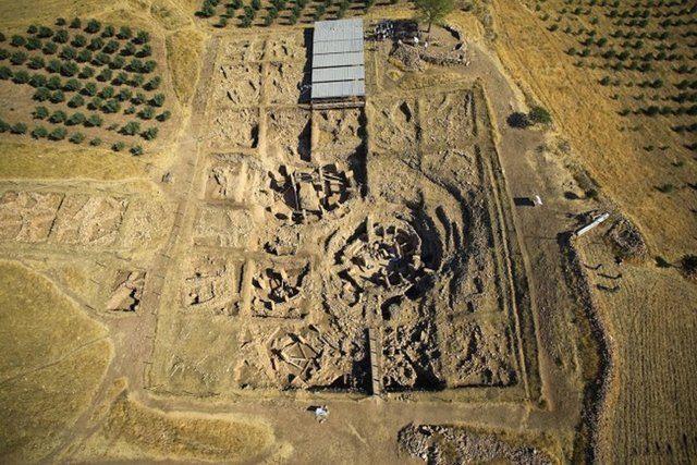 <p>Yerleşik hayata geçişi temsil eden buğdayın atasına Göbeklitepe eteklerinde rastlanmıştır.</p>
<p> </p>