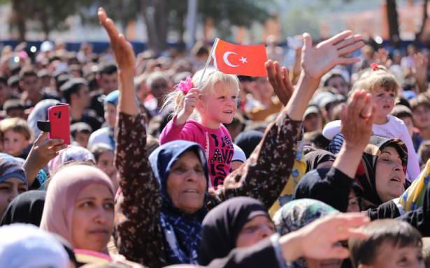 <p>Cumhurbaşkanı Recep Tayyip Erdoğan, eşi Emine Erdoğan ile Gaziantep'in İslahiye ilçesindeki çadır kentte barınan Suriyeli sığınmacıları ziyaret ederek, onlara hitaben bir konuşma yaptı. </p>
