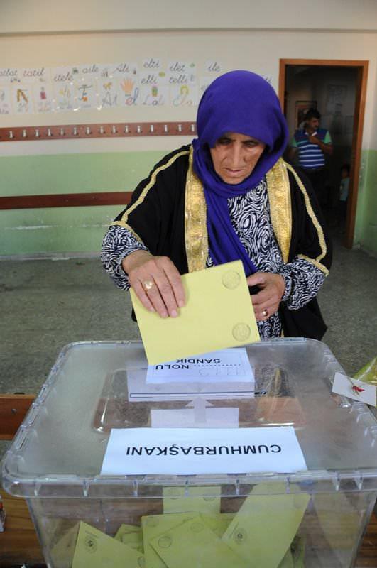<p>Şanlıurfa'da da kimi vatandaşlar, oy kullanma merkezine yöresel kıyafetleriyle gitti.</p>