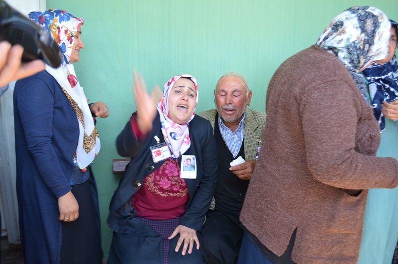 <p>Mardin'in Nusaybin ilçesinde terör örgütüne yönelik operasyonda şehit olan Jandarma Uzman Çavuş Hidayet Atmış, Hatay'ın Kırıkhan ilçesinde son yolculuğuna uğurlandı. </p>
