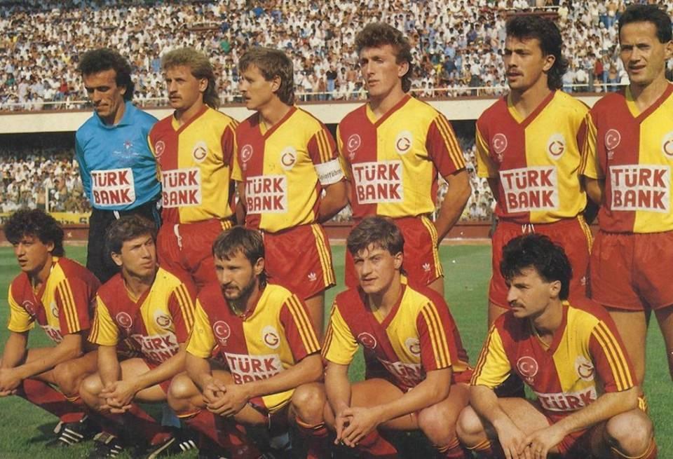 <p><strong>Galatasaray (1989-1990)</strong></p>

<p>1989-1990 sezonunda Türkiye 1.Ligi’ni 4.sırada bitiren, UEFA Kupası’nda ise ilk turda Kızılyıldız’a 1-1 ve 0-2’lik skorlarla elenen Galatasaray. Sarı-kırmızılı ekibin teknik direktörü Alman Siegfried Held.</p>

<p>Soldan sağa</p>

<p>Ayaktakiler: Zoran Simovic, Semih Yuvakuran, Cüneyt Tanman, Hasan Vezir, Bülent Korkmaz, Cevat Prekazi.</p>

<p>Oturanlar: Erdal Keser, Tanju Çolak, Yusuf Altıntaş, Tugay Kerimoğlu, Bülent Alkılıç.</p>
