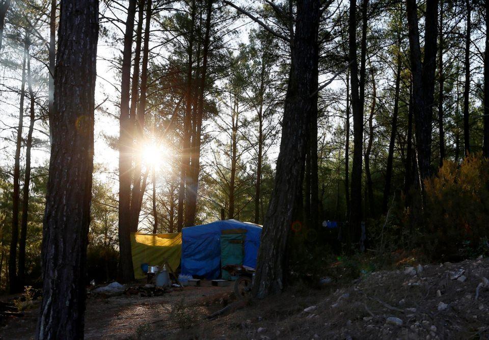 <p>Eşi Orhan ile birlikte ilden ile, ormandan ormana gezen 25 yaşındaki Şahin, İzmir'in Seferihisar ilçesine bağlı Orhanlı mahallesinde, ağustos ayındaki yangında yanan ağaçları kesiyor. </p>