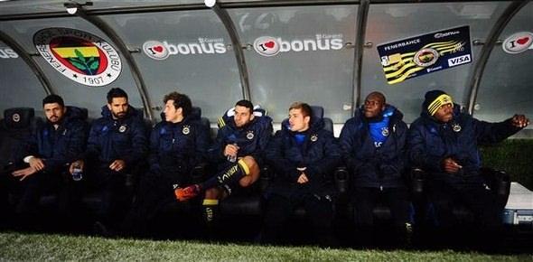 <p>EMENIKE 5 HAFTA SONRA İLK KEZ<br />
<br />
Fenerbahçe'nin Nijeryalı forveti Emmanuel Emenike, ligde 5 hafta sonra yedek kaldı. Takımının bu sezon oynadığı 8 maçta da süre alan Emenike, son 5 haftada ilk 11'in değişmez ismi olmuştu. Ligde attığı 3 golle takımının bu anlamda en başarılı ismi olan Nijeryalı futbolcu, son olarak 3. haftadaki Bursaspor maçında yedek beklemişti.</p>
