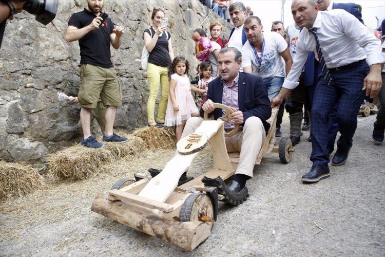 <p>BAKAN DA TAHTA ARABAYA BİNDİ<br />
<br />
Formuzlaz yarışlarını izleyen Gençlik ve Spor Bakanı Osman Aşkın Bak, tahta arabaya bindi. </p>
