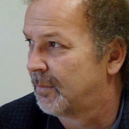 <p>Plastik sandalyelerin yaygınlaşmasıyla birlikte neredeyse yok olan  tahta sandalyeleri eski popülerliğine kavuşturmak isteyen Güran, yaptığı sandalyeleri turuncu, yeşil, mavi ve beyaza boyayarak 60 ila 80 liradan satışa sunuyor</p>
