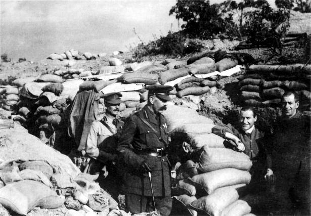 <p>Çanakkale'de Anzak siperlerini kontrol eden subay</p>