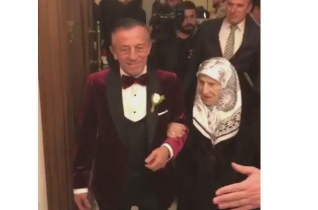 <p>Ali Ağaoğlu, Çırağan Sarayı'ndaki düğüne, annesi Asiye Ağaoğlu ile birlikte katıldı. </p>

