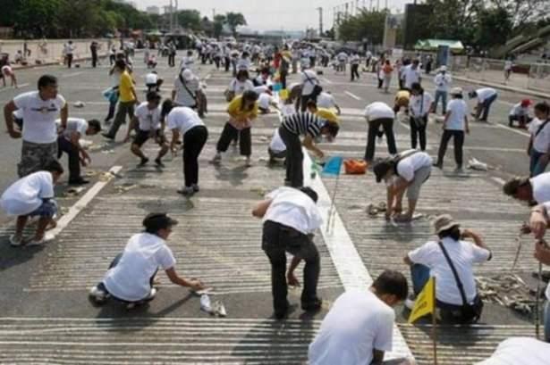 <p>Filipinler'in başkenti Manila'nın Quirino Parkı'nda bin gönüllü dünyanın en ilginç rekorlarından birini gerçekleştirdi. Dünyanın madeni paralardan yapılan en uzun şeridini ören bin gönüllü, 64.8 kilometre ile Amerika'ya ait olan rekoru 70 kilometreye çıkararak ele geçirdi. Bu rekor denemesi için Filipinler Merkez Bankası'ndan getirilen 3.5 milyon adet Filipin parası 'centavo' özenle yerleştirildi. Filipinlileri ne yağmur ne de güneşin yakıcı sıcağı yıldıramadı.</p>

<p> </p>
