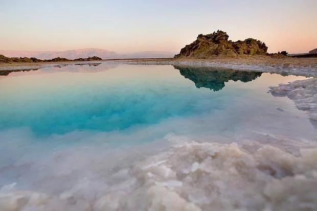 <p>Ölü Deniz(Lut Gölü) aslında sanıldığı kadar ölü değildir. Halofil bakteriler bu tarz tuzlu sularda yaşarlar.</p>
