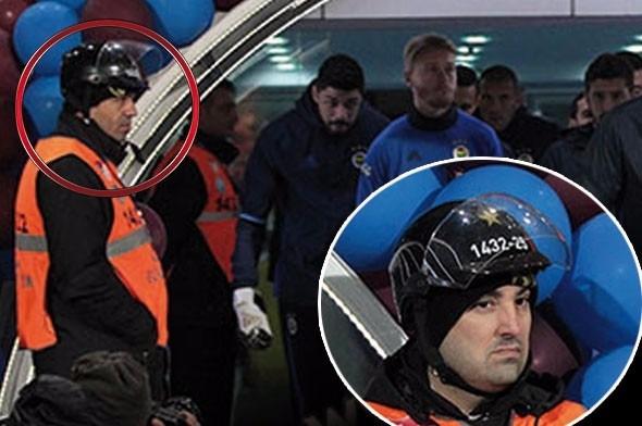 <p>AVNİ AKER'DE İLGİNÇ DETAY!<br />
<br />
Öte yandan maçta İlginç bir detay da gözlerden kaçmadı. Stadyum içerisinde görevli olan güvenlik görevlilerinin kask taktıkları gözlendi. Bu tedbirin önceki maçlarda ortaya çıkan görüntülerden kaynaklı olduğu öğrenildi.</p>
