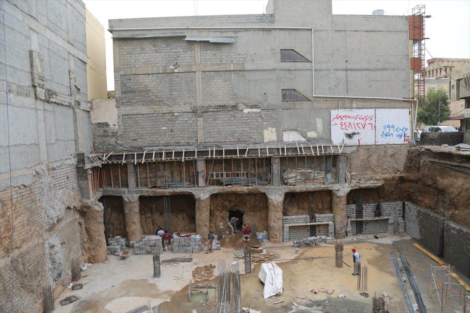 <p>Irak Kürt Bölgesel Yönetimi'nin (IKBY) Erbil kentinde bir inşaat kazısı sırasında Asuri dönemine ait olduğu tahmin edilen 9 mezarın bulunduğu bildirildi.</p>
