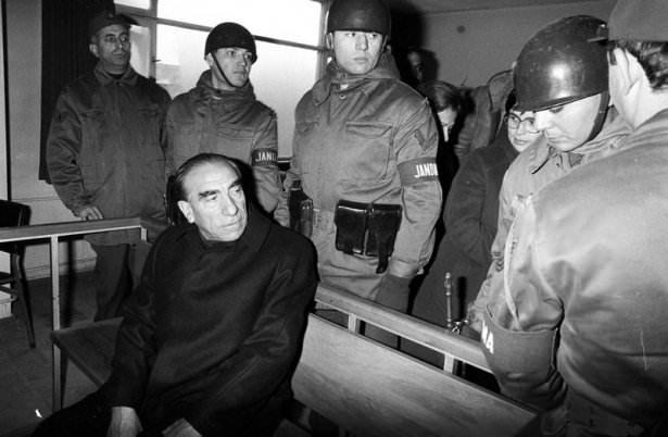 <p> Milliyetçi Hareket Partisi (MHP) Genel Başkanı Alparslan Türkeş (oturan) 30 Ekim 1978 tarihinde Almanya'nın Dortmund kentinde yaptığı salon toplantısında söylediği sözlerle hükümete hakaret ettiği gerekçesiyle Ankara 6. Ağır Ceza Mahkemesi'nde yargılandı. Türkeş'in eşi Seval Türkeş (gözlüklü)</p>