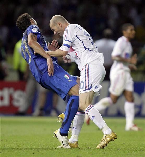<p>2006 Dünya Kupası final maçında İtalyan savunma oyuncusu Marco Materazzi'ye attığı kafa ile hafızalara kazınan Fransız yıldız Zinedine Zidane</p>

<p> </p>

